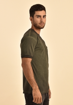 تی شرت مردانه با جیب و مارک روی جیب