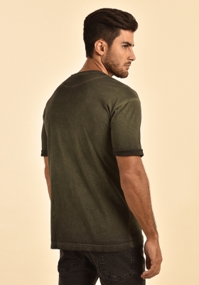 تی شرت مردانه با جیب و مارک روی جیب