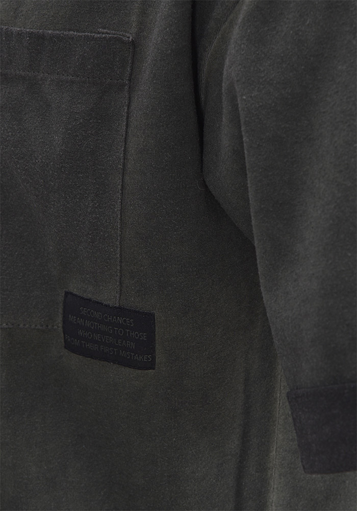 تی شرت مردانه با جیب و مارک روی جیب