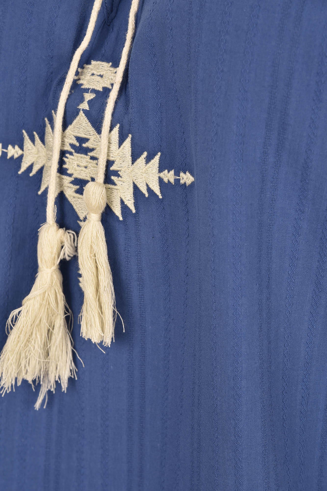 بلوز استین بلند گلدوزی روی پیش و استین