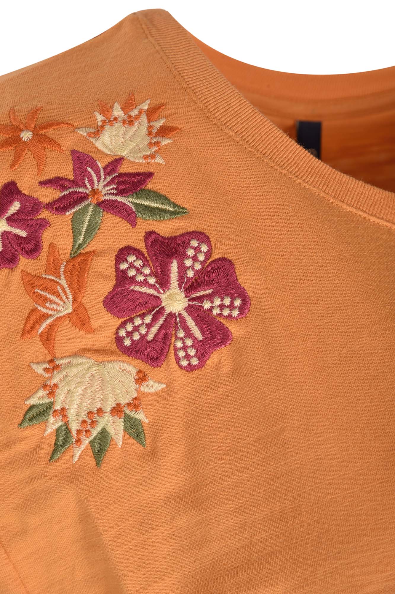 تاپ تیشرتی گلدوزی دار