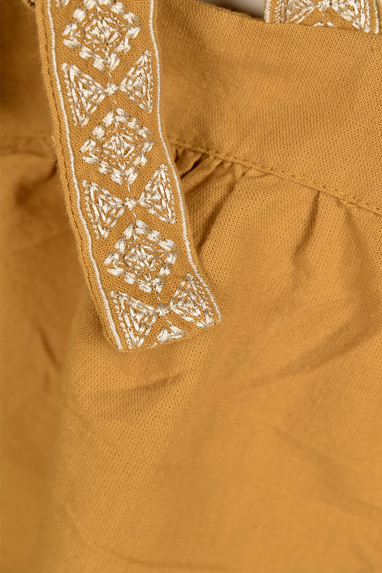 تاپ گلدوزی دار