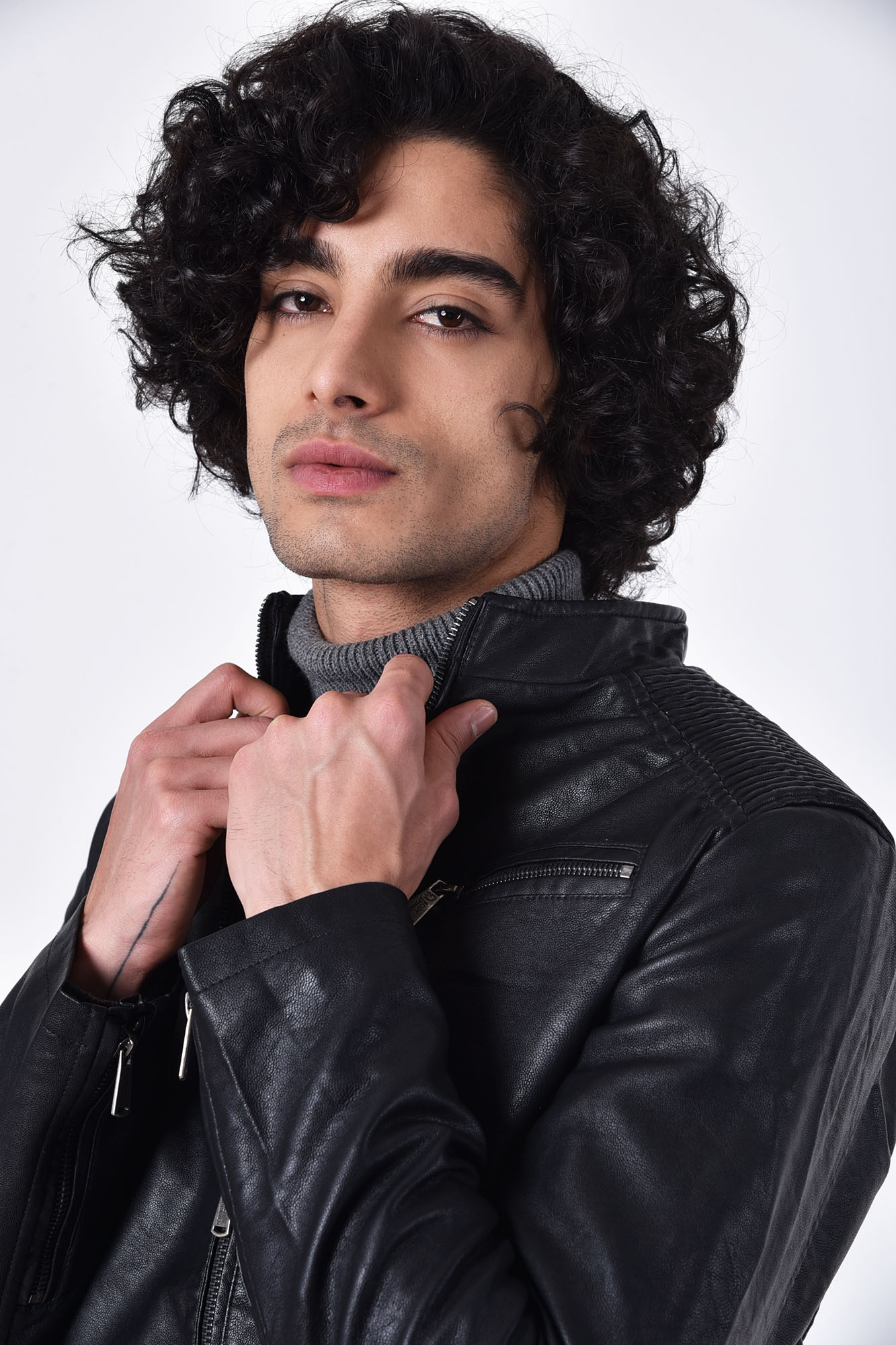 کاپشن چرم سرشانه دوخت دار