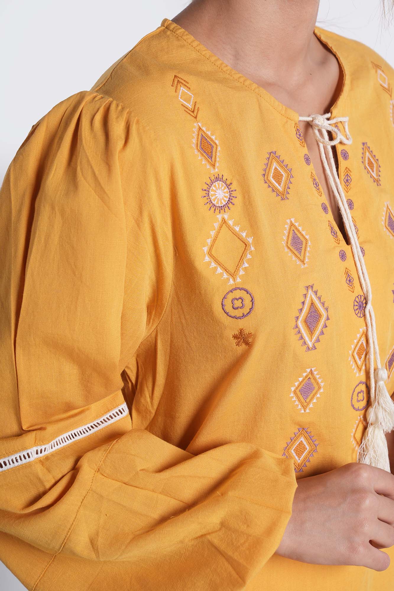 بلوز آستین بلند گلدوزی دار