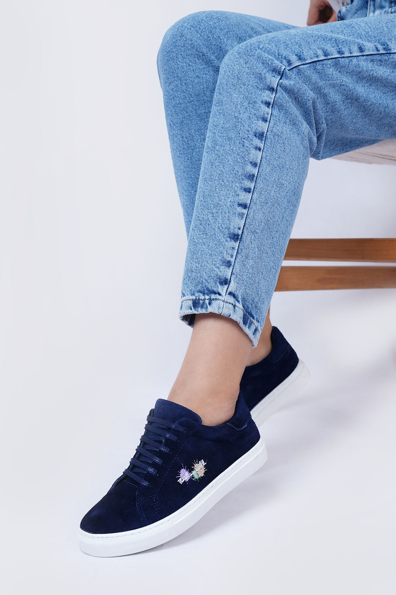 کتانی گلدوزی دار زنانه