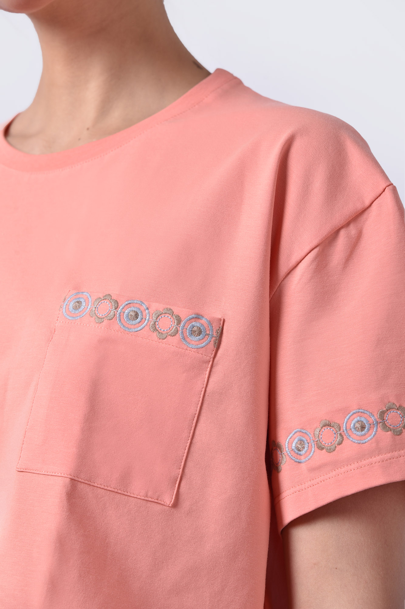 تیشرت آستین کوتاه گلدوزی زنانه