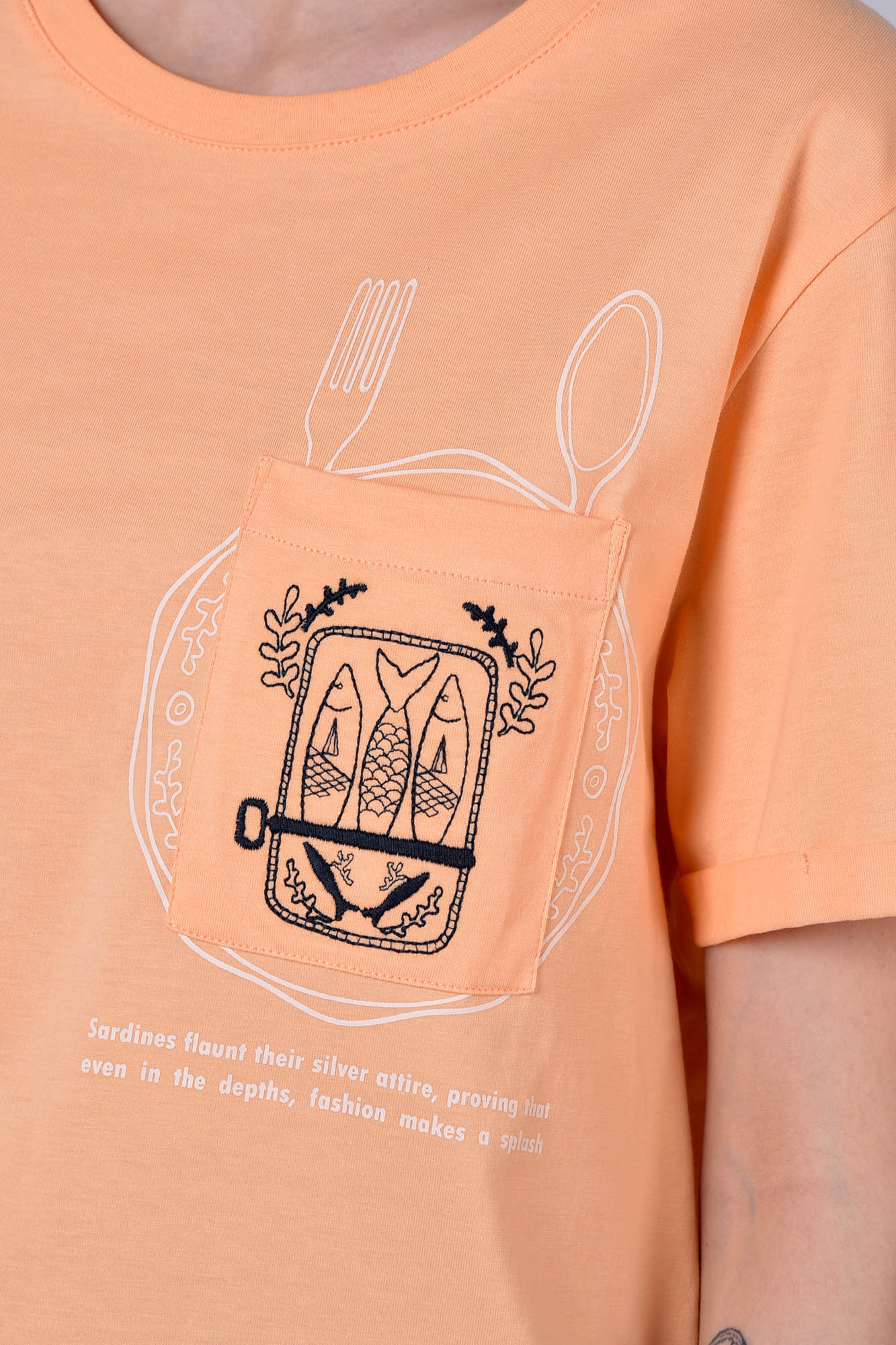 تیشرت آستین کوتاه چاپ و گلدوزی زنانه