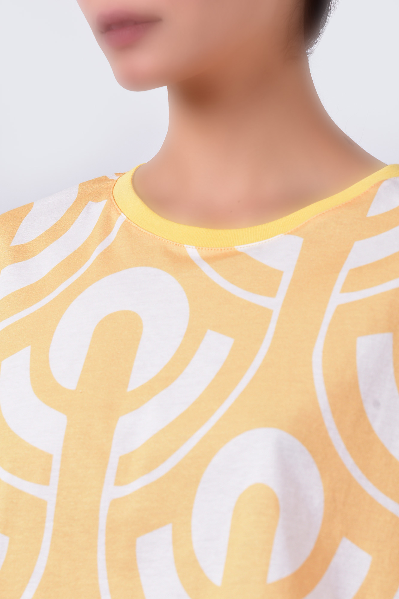 تیشرت آستین کوتاه طرحدار زنانه