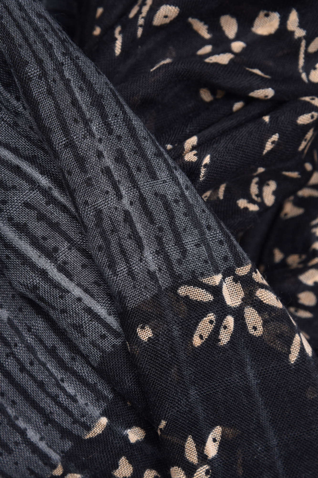 شال طرحدار زنانه