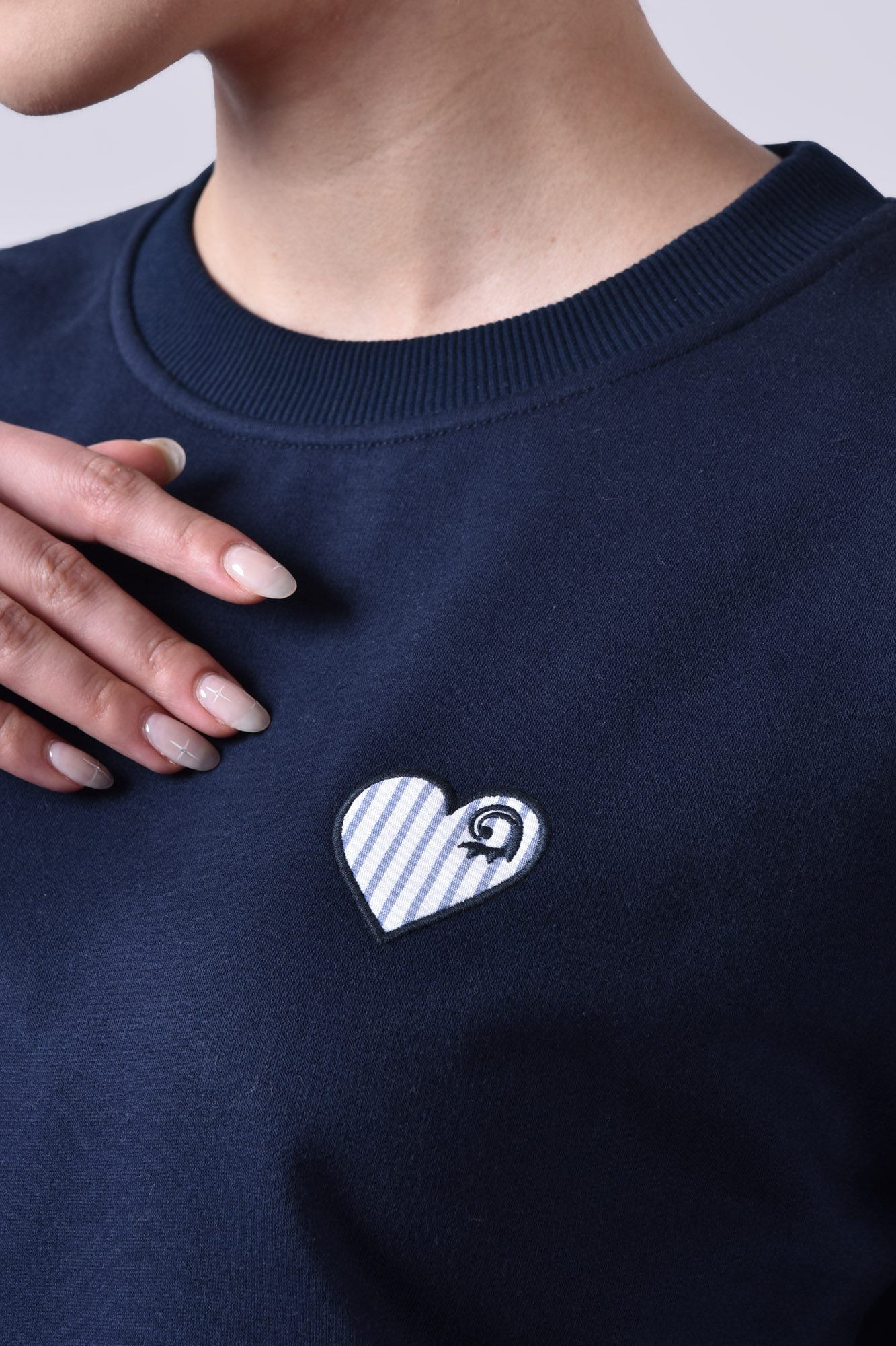 سوئیشرت یقه گرد گلدوزی