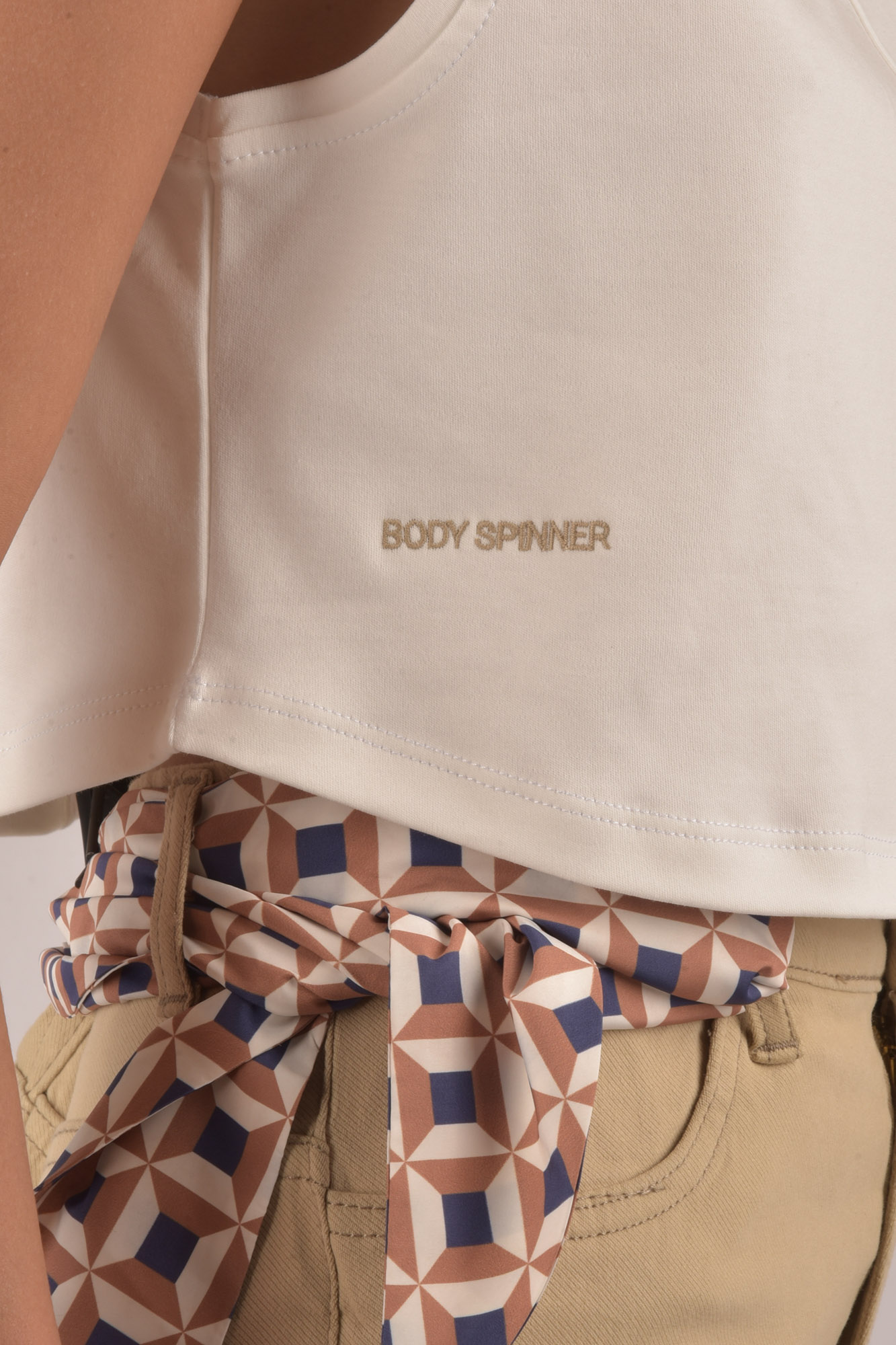 تاپ تیشرتی گلدوزی زنانه