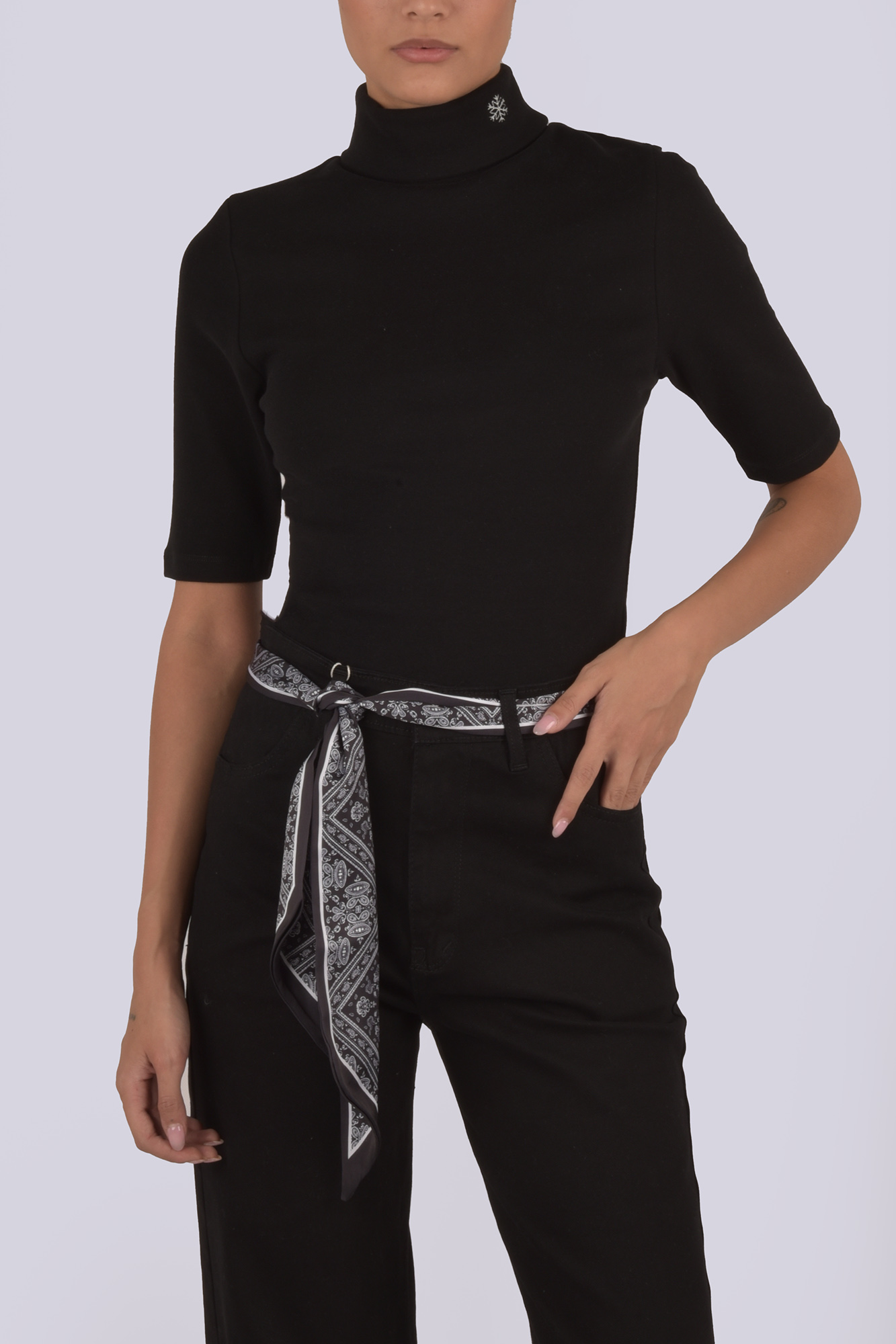 تیشرت آستین کوتاه یقه اسکی گلدوزی