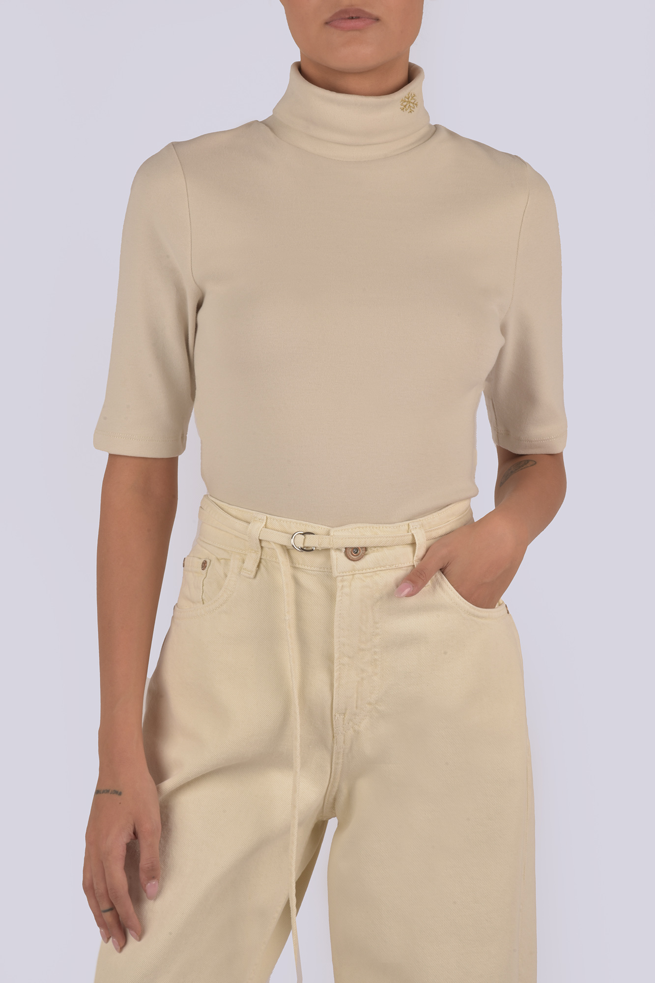 تیشرت آستین کوتاه یقه اسکی گلدوزی