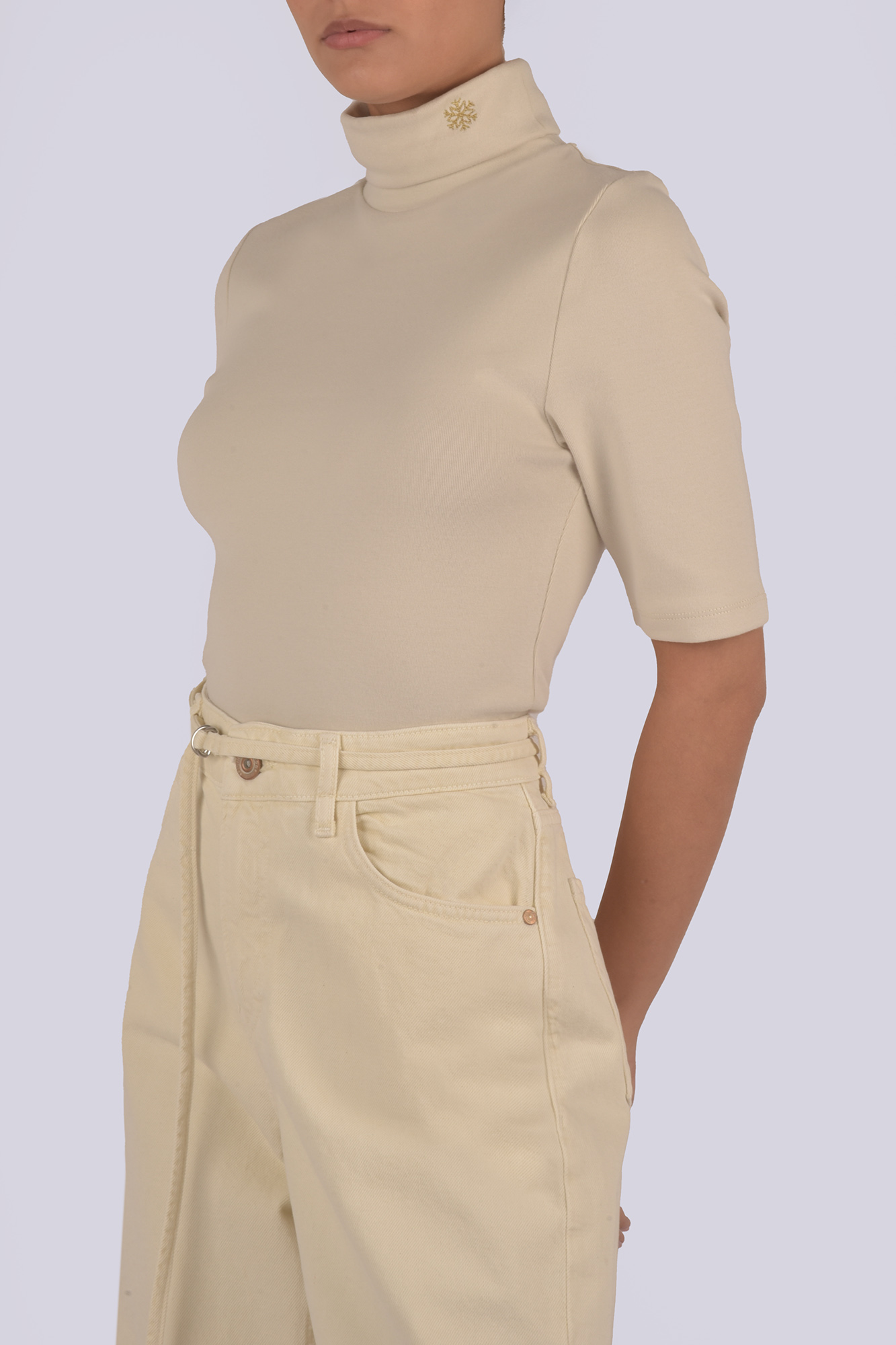 تیشرت آستین کوتاه یقه اسکی گلدوزی